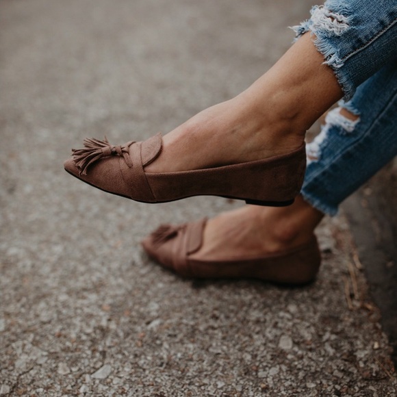 🆕2 AVAILABLE Victoria Tassel Flats in Taupe - Picture 5 of 7
